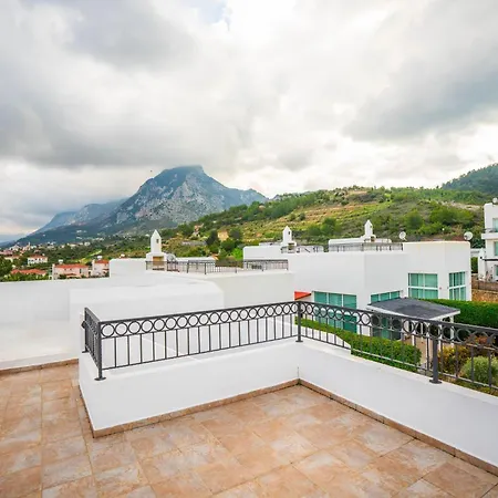 3-bedroom In Family Friendly Area Βίλα