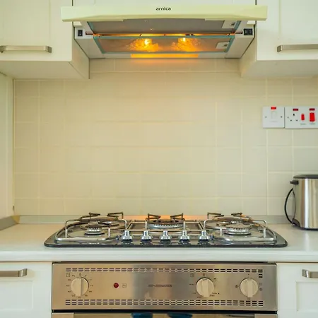 Βίλα 3-bedroom In Family Friendly Area *