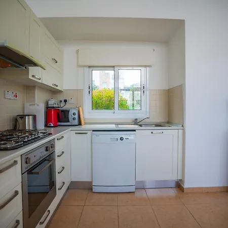 3-bedroom In Family Friendly Area * Βασίλεια